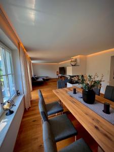 阿特湖畔翁特拉赫Apartment Ferienwohnung DAS UNTERACH am Attersee的客厅配有木桌和椅子