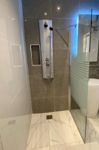 达喀尔Residence INFINITE的浴室设有玻璃淋浴间和卫生间