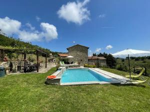 科尔托纳Borgo Chiantina的一座房子的院子内的游泳池
