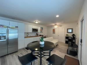 西棕榈滩Guest houses West Palm Beach 2BR or 1BR的厨房以及带桌子和沙发的客厅。