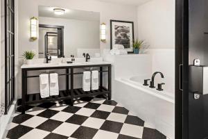 Grinnell格林内尔酒店 的浴室铺有黑白格子地板。