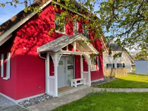 洛默Villa-Holzreich的前面有长凳的红色房子