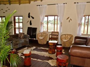 Gondwana Hakusembe River Lodge的休息区