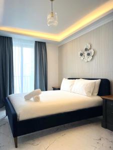 姆西达Msida Marina Apartments的一间卧室设有一张大床和大窗户