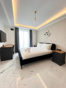 姆西达Msida Marina Apartments的一间卧室配有一张床、一张书桌和一台电视
