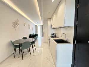 姆西达Msida Marina Apartments的厨房以及带桌椅的用餐室。