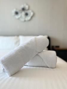 姆西达Msida Marina Apartments的床上的一大堆毛巾