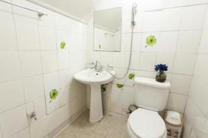全州市Danaharu Guesthouse的白色的浴室设有卫生间和水槽。