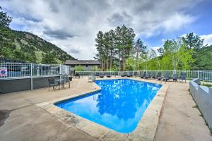 埃斯蒂斯帕克Estes Park Condo Rental Balcony with River Views!的庭院里的一个蓝色海水游泳池