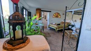 卡萨雷斯Casa Mariposa的客厅配有一张桌子和灯笼
