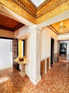 阿洛拉Casa Juan María的华丽的房间,设有圆柱和天花板