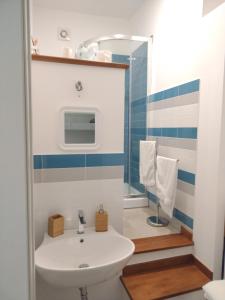 米拉佐LA REGGIA APARTMENTS MILAZZO的一间带水槽和淋浴的浴室