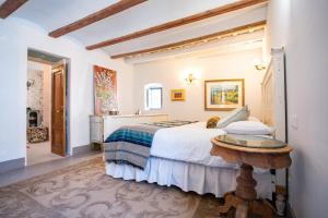 GodellaValencia Luxury Guest House的一间卧室配有一张床和一张桌子
