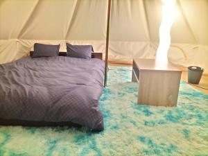 美作Glamchette Okayama -Glamping & Auto Camp- - Vacation STAY 44575v的帐篷内一间卧室,配有一张床