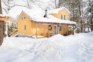 Saint-CalixteNature et tranquilité à une heure de Montréal, vue sur le lac的雪中的房子,上面有冰壶