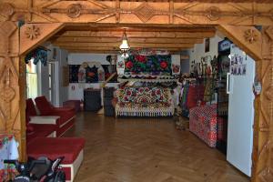 瓦杜伊泽Casa Papițu的一间储藏着大量商品的房间