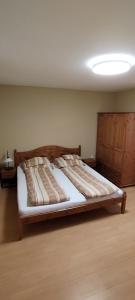 豪伊杜索博斯洛玫瑰花园酒店的一间卧室配有一张大床和木制床头板