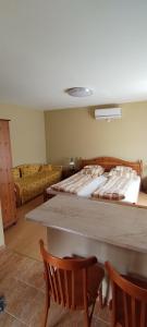 豪伊杜索博斯洛玫瑰花园酒店的一间卧室配有两张床和一张桌子及椅子