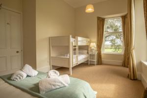 卡布里奇Feith Mhor Lodge的一间卧室配有双层床和窗户。