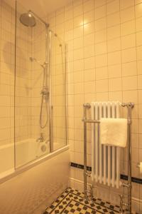 卡布里奇Feith Mhor Lodge的带淋浴、浴缸和毛巾的浴室