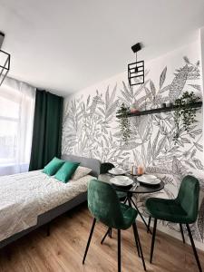 卡托维兹Green Hill Apartments Katowice的卧室配有一张床和一张桌子及椅子