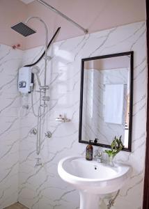 VoiIlala House, Voi - 2 bed, 2 bath的白色的浴室设有水槽和镜子