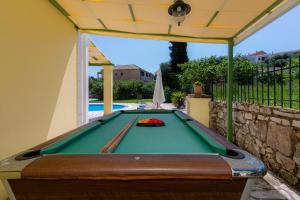卡西奥皮Villa Charchala的后院带遮阳篷的台球桌