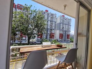 布卡拉曼加Mi hogar - Apartamento Suite Familiar en Bucaramanga的市景阳台配有桌椅。