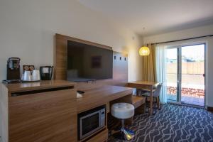 塞多纳Dreamcatcher Inn of Sedona的客厅配有平面电视和书桌。
