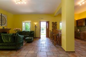 卡西奥皮Villa Charchala的客厅拥有黄色的墙壁和绿色的家具