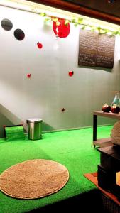塔伊切Rinconcito Dreams的一间设有绿色地板的客房,墙上有标志