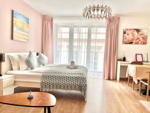 布达佩斯MM D Home Apartment的客厅配有床和桌子
