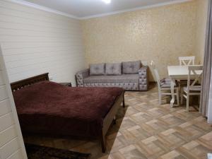 沃罗赫塔Котедж у Ліску 2的配有床、桌子和沙发的房间