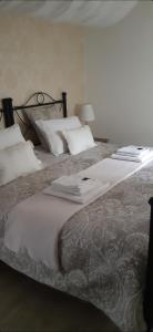 ArgilliersApartment Uzès Pont du Gard的一间卧室配有两张带白色床单和枕头的床。