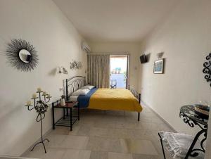 纳克索乔拉Naxos Philoxenia的一间卧室配有一张黄色毯子床