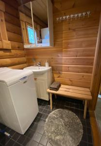 耶姆赛Latvahonka Cottage的一间带水槽、卫生间和长凳的浴室