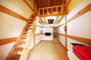全州市Gawondang的一个小房子里的一个房间,有楼梯