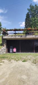 格雷桑Maison Des Abeilles Vda Gressan n 0028的车库内有一个粉红色椅子