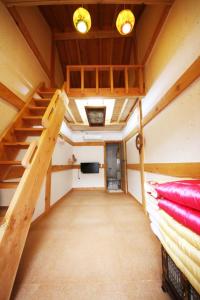 全州市Gawondang的带两张双层床和楼梯的客房