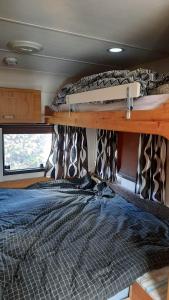 ŽagarėSodyba Prie Malūno的一间卧室配有两张双层床,位于货车内