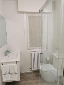 诺哈Playa Home Noja的白色的浴室设有卫生间和水槽。
