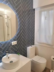 诺哈Playa Home Noja的浴室配有白色卫生间和盥洗盆。