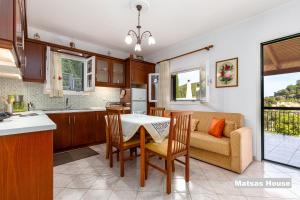 帕莱欧卡斯提撒Matsas House & Studio的厨房以及带桌子和沙发的客厅。