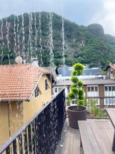 博尔扎诺Apartment Marie的从带喷泉的建筑屋顶上欣赏美景
