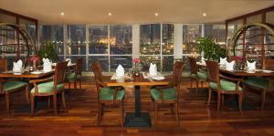 沙迦金色郁金香酒店式公寓的一间带桌椅的市景餐厅