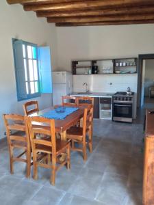 图努扬Finca La Clementina的一间厨房,内设一张木桌和椅子