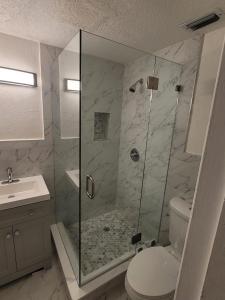 北迈阿密海滩New Star Suite Two的带淋浴、卫生间和盥洗盆的浴室