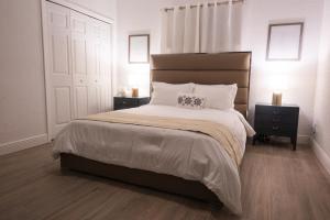 北迈阿密海滩New Star Suite Two的一间卧室配有一张带2个床头柜的大床
