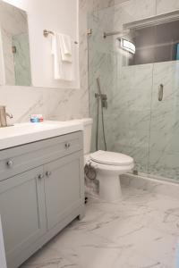 北迈阿密海滩New Star Suite Two的白色的浴室设有卫生间和淋浴。