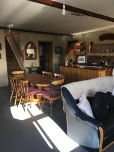 Kate’s Cottage的客厅配有沙发和桌椅